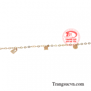Chẳng những vậy chiếc lắc chân này còn giúp bộ trang phục của bạn trở nên cao cấp hiện đại hơn thu hút ánh nhìn của người khác phái.