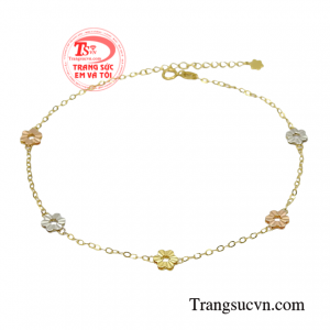 Lắc chân vàng xinh yêu là một trong những mẫu sản phẩm xu hướng được chị em yêu thích nhất.