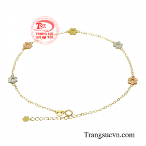 Chiếc lắc chân là món phụ kiện giúp bạn có những bước đi uyển chuyển duyên dáng trong những bộ cánh hàng ngày.