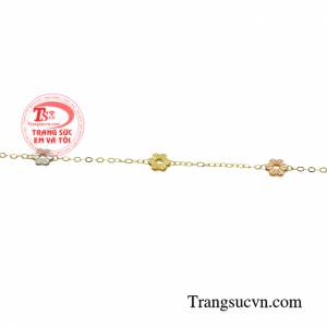 Sự kết hợp giữa vàng trắng, vàng hồng và vàng màu sáng bóng mang đến vẻ thời thượng cho người đeo.