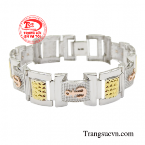 Chiếc lắc tay thể hiện cá tính cũng như phong cách của người đàn ông.