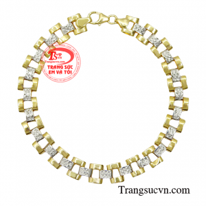 Với thiết kế dày dặn tạo cảm giác năng động nhưng không kém phần thời trang.