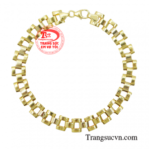 Thông qua chiếc lắc tay mà người đàn ông thể hiện được cá tính và gu thẩm mỹ riêng biệt.