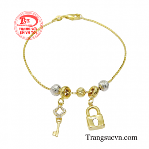 Lắc tay nữ vàng thanh thoát mang dáng dấp của một cô tiểu thư nhẹ nhàng, e thẹn nhưng lại có nét kiêu kỳ bên trong.