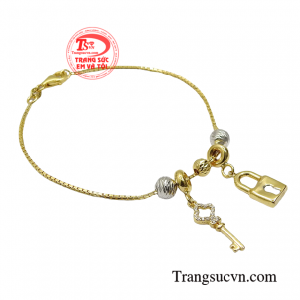 Cùng thiết kế hình ổ khóa kết hợp charm vàng thời thượng tạo độ bắt mắt cho sản phẩm. 