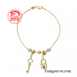 Chiếc lắc được chế tác từ vàng 18k chất lượng cao cấp.