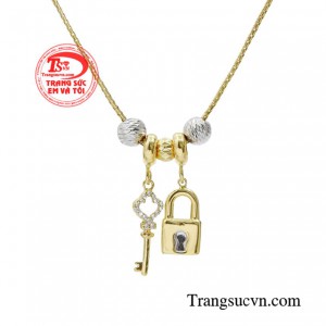 Vì vậy mỗi cô gái nên sở hữu cho mình một chiếc lắc tay để phô diễm được vẻ đẹp cũng như cá tính bên trong. 