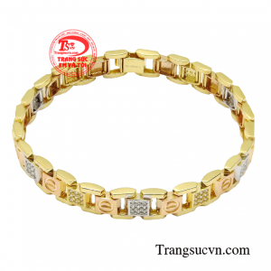 Lắc tay vàng hàng hiệu với phong cách đa giới tính bất kỳ khách hàng nào cũng có thể trải nhiệm. 