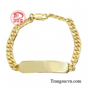 Lắc tay vàng khắc tên cho bé không những là món quà tặng vào dịp sinh nhật 