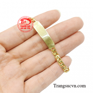 Một chiếc lắc tay vàng  sẽ giúp bé ghi dấu lại được những mốc quan trọng nhất trong đời. 