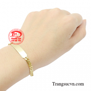 Chiếc lắc tay sẽ cùng bé lớn lên theo năm tháng, cùng những cuộc hành trình đầy khám phá. 