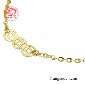 Theo quan niệm dân gian, Lắc tay kim tiền là vật mang lại nhiều may mắn, phúc lợi cho con người.