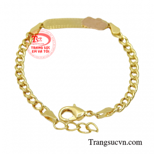 Điểm nhấn của sản phẩm chính là chú cừu hồng được người thợ kim hoàn chế tác một cách tỉ mỉ tăng độ đáng yêu, xinh xắn.