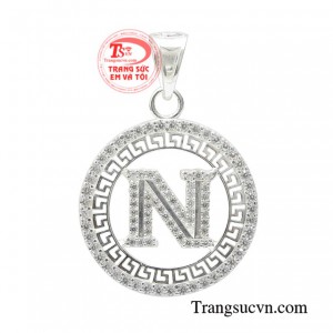 Mặt bạc chữ thời trang với những chi tiết được người thợ tài hoa làm một cách cẩn thận và tỉ mỉ.