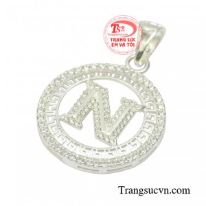 Mặt bạc chữ thời trang chất lượng.