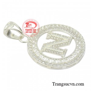 Sản phẩm kết hợp cùng dây chuyền bạc giúp tăng thêm phần thời trang thu hút và mạnh mẽ trong mắt mọi cô gái.