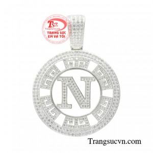 Mặt dây bạc nam thời thượng đem đến cho người đeo sự sang trọng, cá tính và thời trang.
