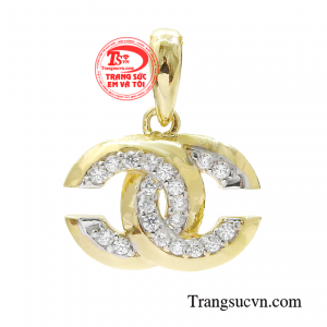 Mặt dây chuyền nữ hàng hiệu thiết kế theo biểu tượng thương hiệu thời trang nổi tiếng.