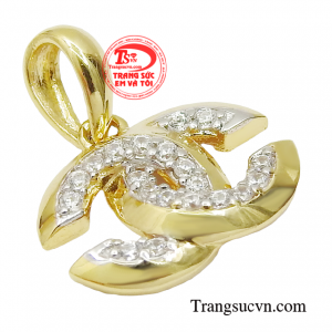 Chiếc mặt dây sẽ giúp bạn thể hiện được gu thời trang tinh tế, nhưng không kém phần sang trọng.