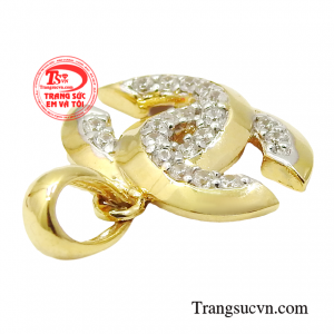 Một trong những sản phẩm mà bất kỳ chị em nào cũng nên có chính là chiếc mặt dây chuyền nữ hàng hiệu này. 