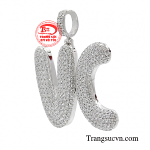 Chiếc mặt dây được mài dũa kỳ công tỉ mỉ trên từng viên đá giúp sản phẩm có một diện mạo hoàn hảo nhất đến tay người dùng.