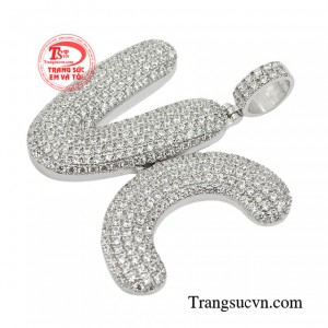 Việc sử dụng mặt dây chuyền là một cách để nam giới thể hiện sự tự tin ra bên ngoài