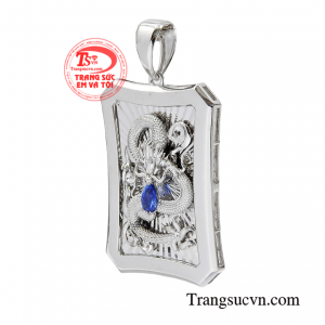 Hình rồng uốn lượn dũng mãnh uy quyền kết hợp viên sapphire xanh hình giọt nước vô cùng ấn tượng.