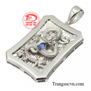Mặt sau được đúc chữ tỉ mỉ và trau chuốt.