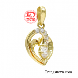 Vì vậy, khi đeo chiếc mặt dây trái tim vàng có ý nghĩa tượng trưng cho tình cảm thuần khiết, sâu sắc và bền lâu.