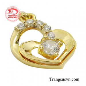 Chiếc mặt dây trái tim được nhiều người sử dụng như một món quà để gửi gắm tâm tư tình cảm của mình đến người con gái họ yêu thương.