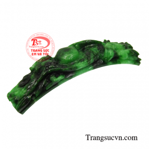 Mặt jadeite yên ngựa chạm khắc được chế tác vô cùng tinh xảo, đường nét độc đáo.