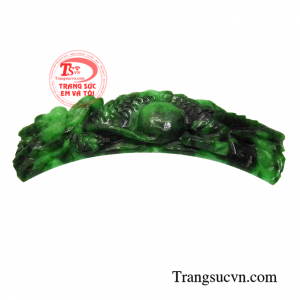 Hình tượng rồng thường được chạm khắc lên các sản phẩm đá quý như để toát lên vẻ quyền quý, giàu sang cho người sở hữu.