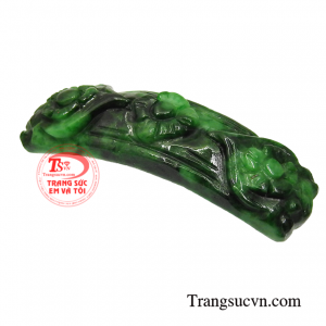 Mặt jadeite yên ngựa đại cát được chạm khắc đầy tinh tế và đẹp mắt.