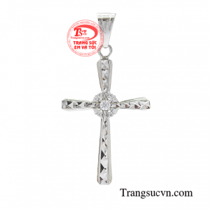 Mặt thánh giá vàng thời trang luôn được khách hàng yêu thích bởi phong cách độc đáo mà món trang sức mang lại.