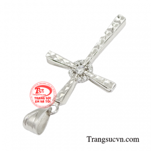 Bởi tính thời trang xoay vòng cùng những thiết kế, kiểu dáng đổi mới liên tục khiến mặt dây thánh giá vẫn là món trang sức đem lại sự mới lạ trong mắt người dùng.