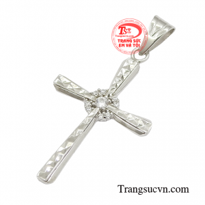 Ảnh hưởng từ trào lưu trang sức công giáo từ rất lâu, nhưng đến tận bây giờ dòng sản phẩm này vẫn chưa hề lỗi thời. 