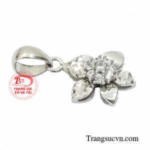 Chiếc mặt dây sẽ giúp bạn thể hiện được gu thời trang đầy tinh tế và thanh lịch.