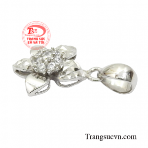 Sẽ thật tuyệt vời khi các nàng kết hợp cùng những bộ cánh nữ tính tôn lên vẻ duyên dáng và dịu dàng của người con gái.