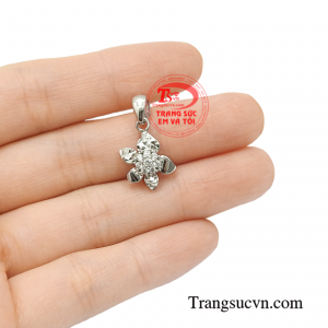 Mặt vàng trắng nữ duyên dáng tinh xảo.