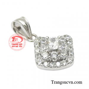 Sức hút phong cách thời trang phái đẹp đến từ chính những thiết kế đặc biệt của chiếc mặt dây.