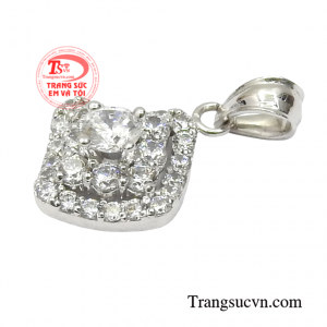 Sản phẩm sẽ giúp các cô gái tôn lên nét nữ tính, trẻ trung của một người con gái.