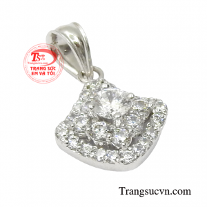 Hãy đến với trang sức Em và Tôi để lựa ra những mẫu mặt dây chuyền thời trang và hợp với cá tính của bạn nhé!