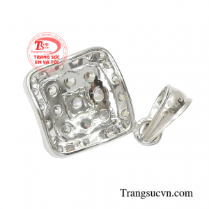 Mặt vàng trắng nữ thanh tú ấn tượng.