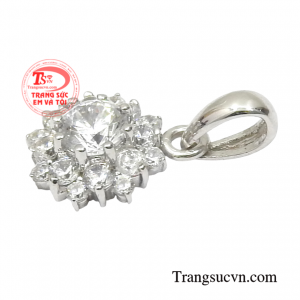 Sản phẩm kết hợp cùng dây chuyền vàng trắng toát lên vẻ thời thượng và thu hút hơn trước đám đông.