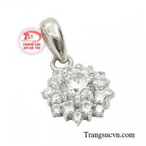 Chiếc mặt dây này sẽ là món quà đầy ý nghĩa và tinh tế để dành tặng cho người con gái thương yêu.