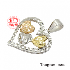 Từng chi tiết của chiếc mặt dây này đã được nhà chế tác sắp xếp một các có chủ ý để giúp người đeo trông thu hút và ấn tượng hơn.