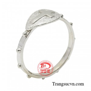 Nhẫn bạc công giáo thời trang được thiết kế theo hình cây thập tự giá cùng 10 hạt tràng bao quanh viền nhẫn.