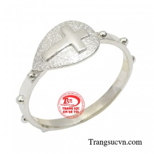 Chiếc nhẫn tượng trưng cho 10 bài kinh thánh cùng hình ảnh cây thánh giá mang tính biểu tượng của người theo đạo công giáo.