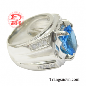 Điểm nhấn của chiếc nhẫn là viên topaz xanh lam đầy thu hút tạo được vẻ ấn tượng cho người sở hữu.