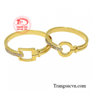 Nhẫn cưới được chế tác từ vàng tây 10k bền đẹp cùng đá cz lấp lánh mang đến vẻ đẹp hoàn hảo cho lễ cưới của bạn.